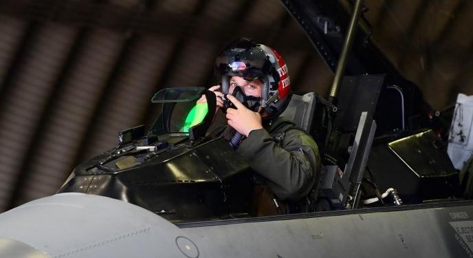 Megérkeztek az első holland F–16-os harci repülők a romániai kiképzőközpontba
