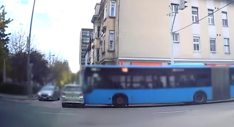 Csúnyán összetörte autóját egy busz elé kanyarodó sofőr