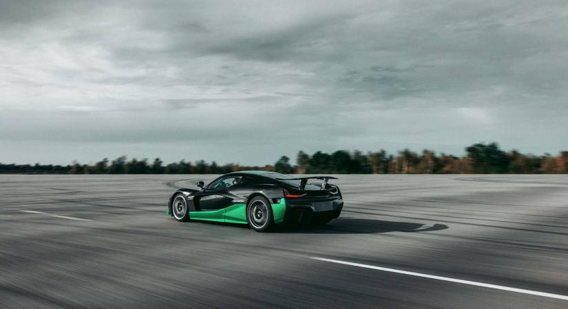 Új világrekordot döntött a Rimac Nevera... tolatva