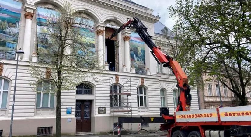 Hatalmas Csontváry-festmény miatt lesz forgalomkorlátozás a pécsi belvárosban