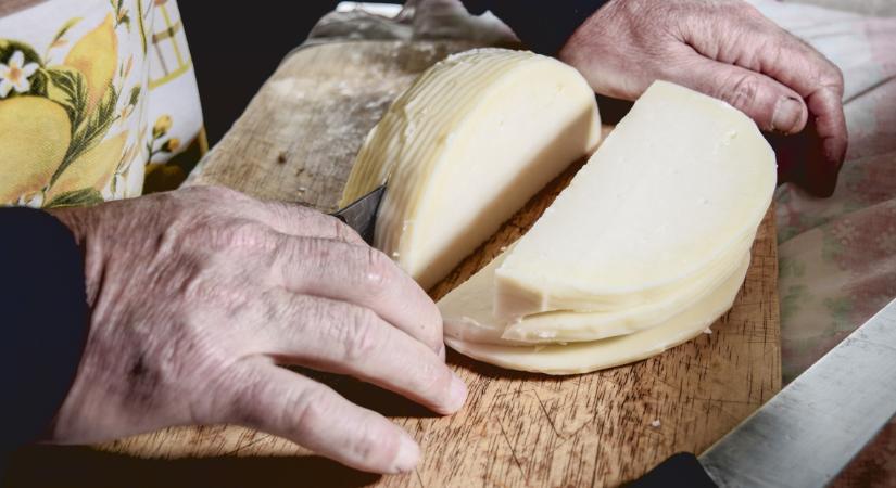Horror áron mérik a magyarok kedvenc sajtjait a boltokban: így készíthetheted el otthon, pofon egyszerű a recept