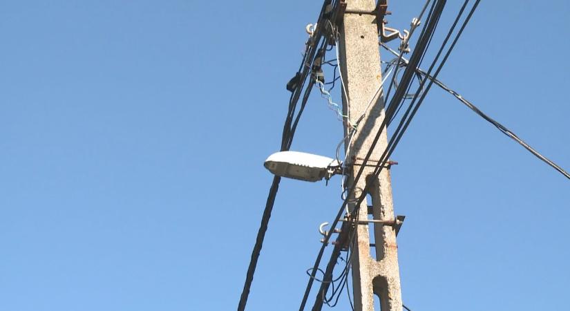 Az ütemtervnél gyorsabban halad a lámpacsere Pakson