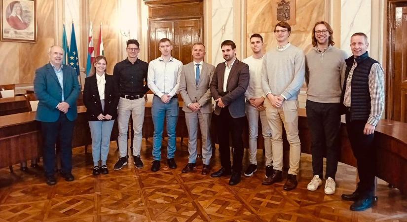 MCC-esek látogattak a gyulai városházára