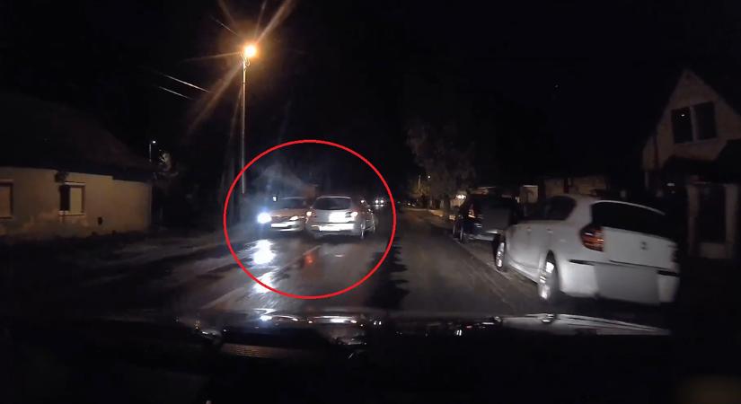 Nem sokon múlott a baleset, kamera rögzítette az esetet