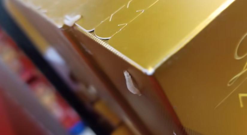 Kukacos csokiról készült videó egy magyarországi Tescoban