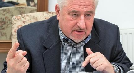 Fóliázzák össze Duró Dórát és Csák Jánost, az értelmes többség foglalkozzék a valós problémákkal!
