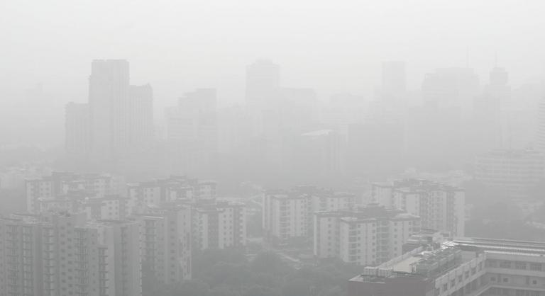Olyan sűrű a szmog Újdelhiben, hogy mesterséges esővel szabadulnának meg tőle
