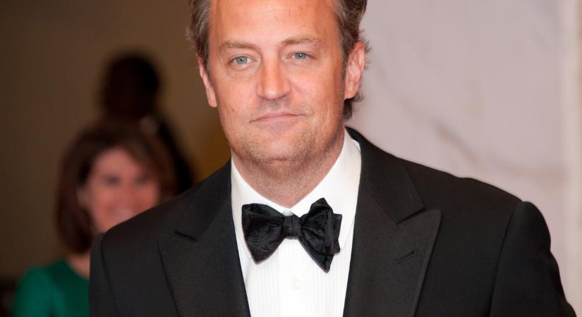 Nyilvánosságra került Matthew Perry halotti anyakönyvi kivonata