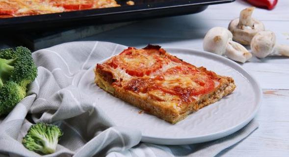 Maradék kenyérből kiadós vacsora: így készül a sonkás-szalámis kenyérpizza - videó
