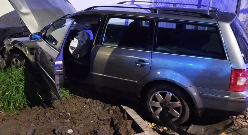 Nem jött össze a „keresztbe veretés” Gyulán, egy ház falának csapódott az autó