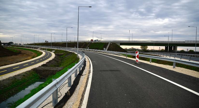 Négysávos szakasszal bővült a debreceni BMW-gyárhoz vezető főút