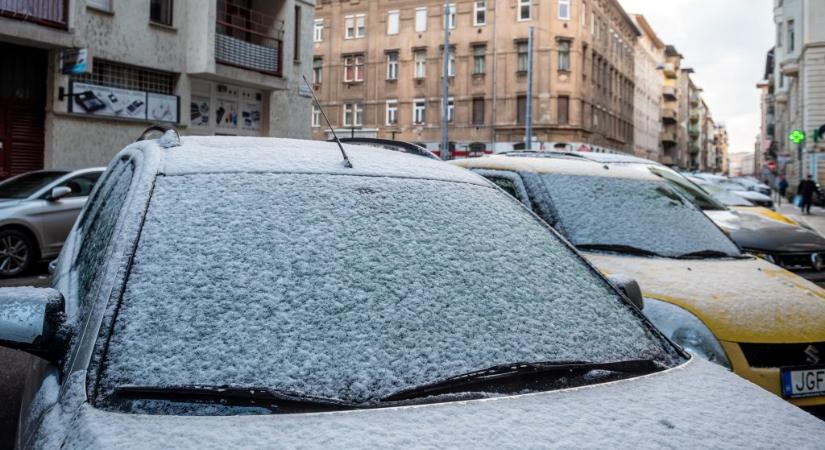 Több tucat parkoló autót öntöttek le kromofággal Újlipótvárosban közel két év alatt