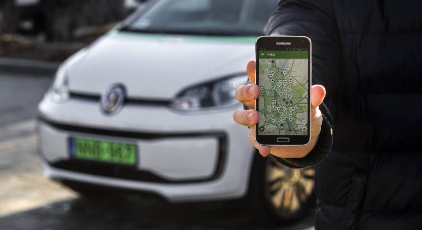A lakosságtól elvenné, és a közautóknak adná a fővárosi parkolóhelyek egy részét a kormány