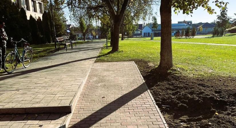 Új rámpa szolgálja a lakosok kényelmét Derecskén