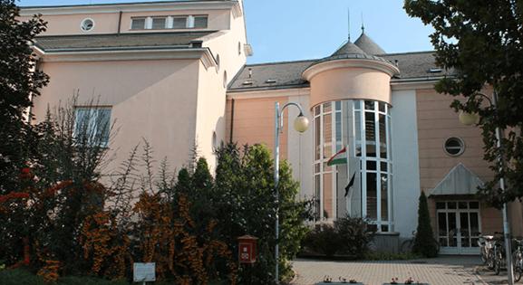 Elfogytak az orvosok, szünetel a szemészet, megszűnik az ortopédia Nagykőrösön