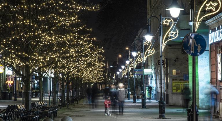 Ámulhatnak a budapestiek, decemberben jön a falakra szerelt csengettyűs függöny