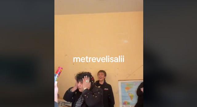 Tömegverekedést imitáltak a diákok, hogy meglepjék a tanárukat – videó