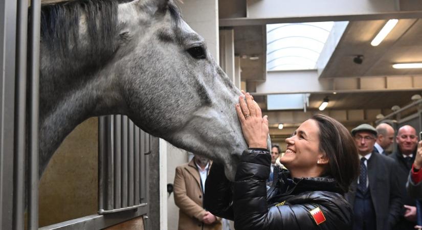 Lóra pattant a magyar köztársasági elnök