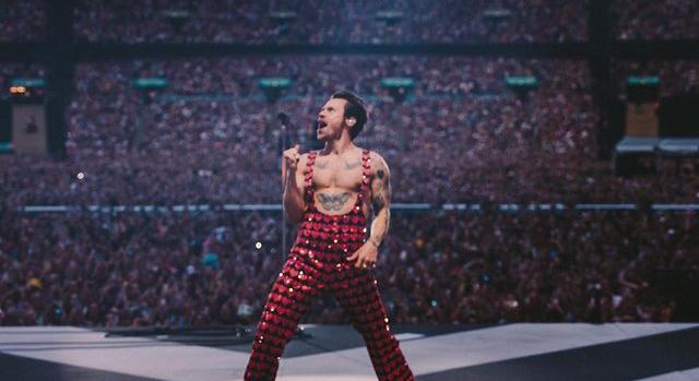 Harry Styles megvált a tincseitől: így néz ki kopaszon a sztár