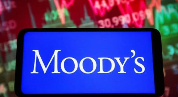 Negatívra rontotta az Egyesült Államok államadós-osztályzatának kilátását a Moody's