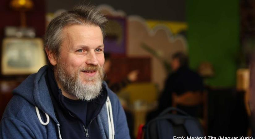 Adrian Mitchell verseit lőtték volna ki az űrbe – Most Halmai Tamás 70 versét fordította