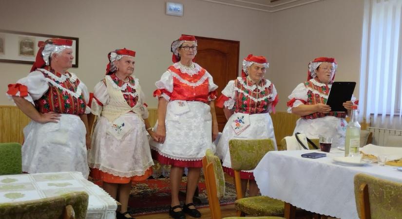 Hagyományőrzők lepték meg a szépkorúakat a cserhátsurányi intézetben