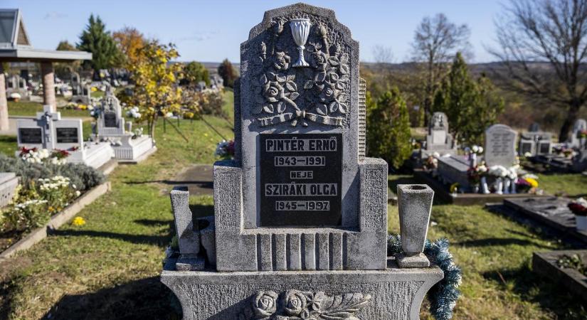 Egy sírban, de egymásnak háttal fekszik az anyagyilkos és áldozata – Nem kapott vacsorát, ezért leforrázta ittas édesanyját a noszvaji férfi