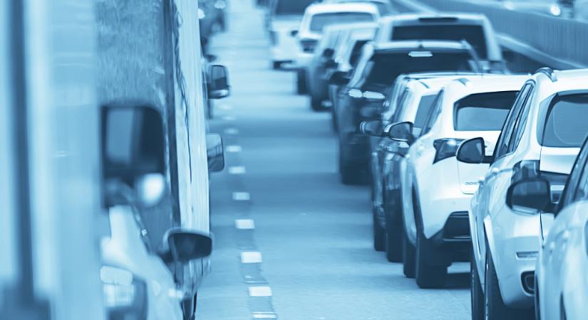 Káosz a sztrádákon! Kilométeres torlódások az esőben