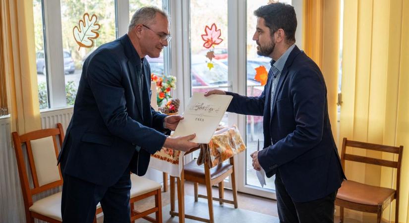 A tatai idősotthonban is köszöntötték a szociális területen dolgozókat