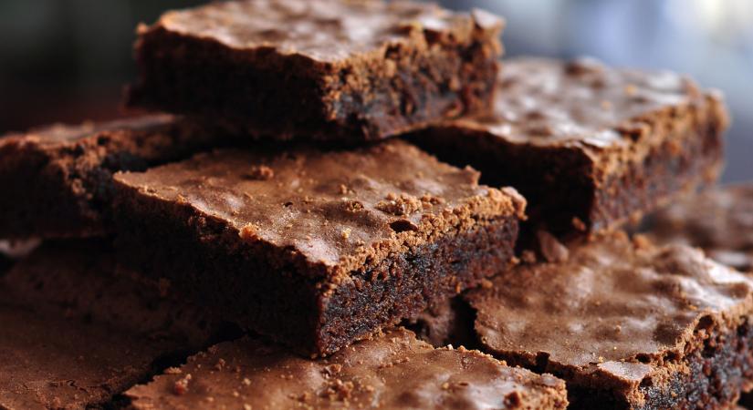 Ragacsos gesztenyés brownie rengeteg csokival: így még finomabb a tészta