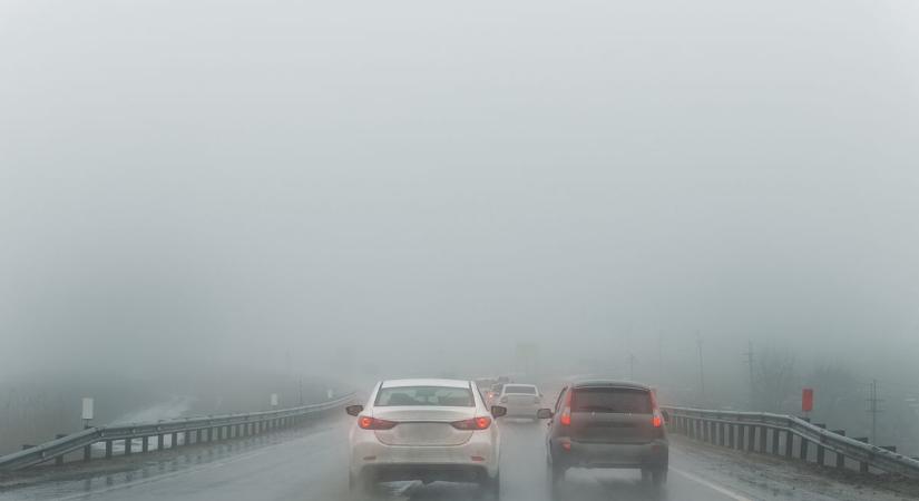 A reggeli órákban ködfoltok nehezítik a közlekedést