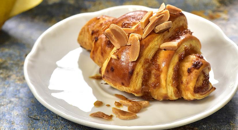 Melengető péksüti kelt tésztából: sült körtés croissant