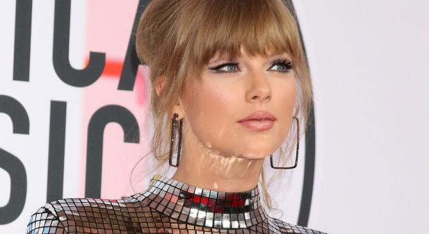 Nyilvánosan csókolózott Taylor Swift és Travis Kelce