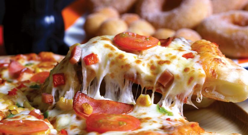 Hihetetlen, milyen feltétet tett a pizzára a Pizza Hut