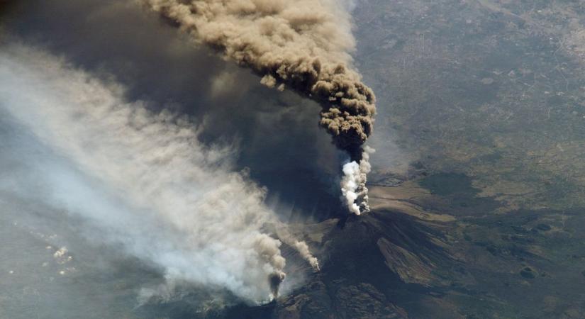 Kitört az Etna, négy és fél kilométer magas füstoszlop keletkezett  videók