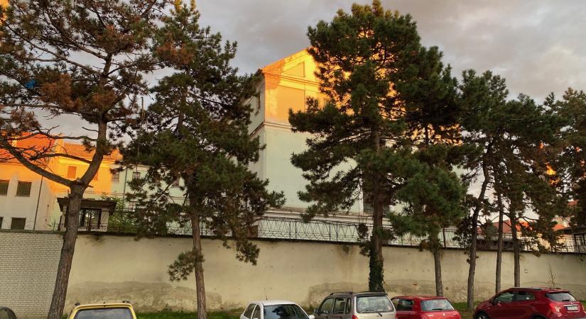 Belvárosi parkot sétáló utcával vagy idős emberekről gondoskodó otthont szeretnél inkább Szombathely belvárosába?