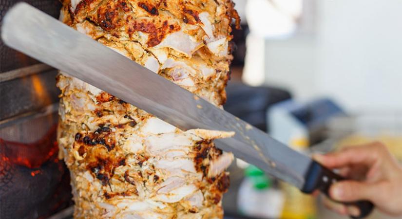 „Felváglak” – kebabkéssel támadtak egy izraeli filmrendezőre Berlinben