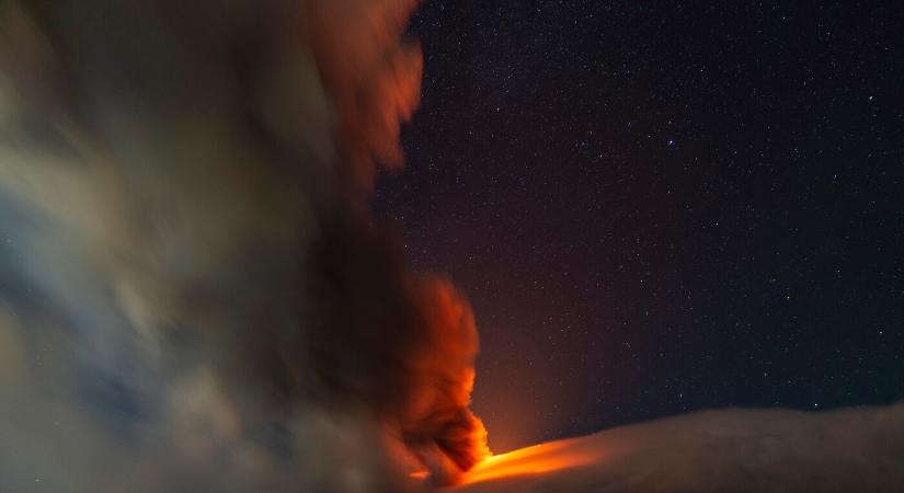 Nagy mennyiségű lávát okádott az Etna, a tűzhányó felett 4,5 kilométer magas füstoszlop kígyózott
