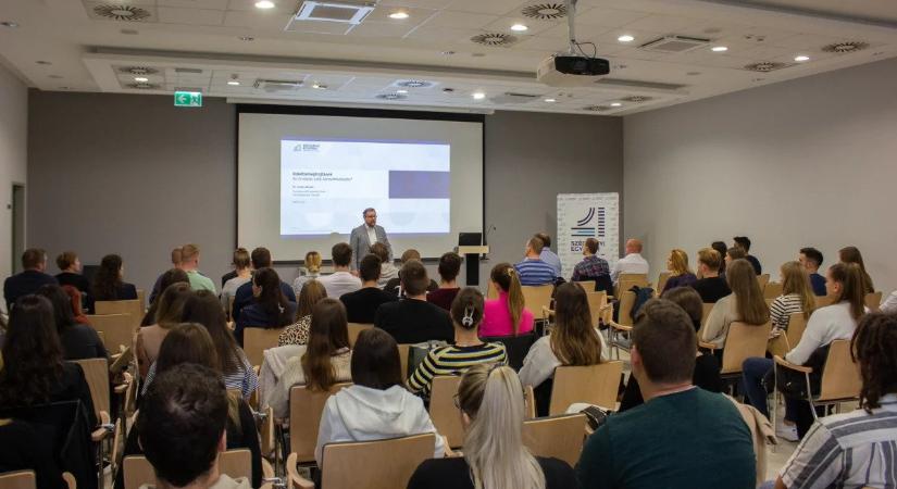 Széchenyi István Egyetem: az űriparról és a Mars-utazásról szólt a Spinoff Klub