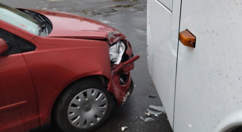 Egy személyautó és egy busz karambolozott Gyulán