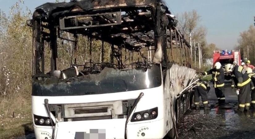 Teljesen kiégett egy busz a 6-os úton