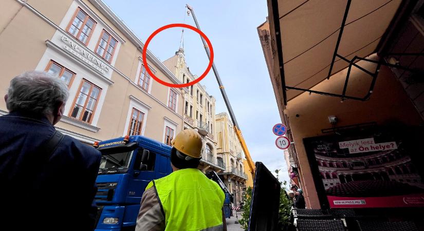 Betondíszeket szednek le a Palatinus Hotel tetejéről