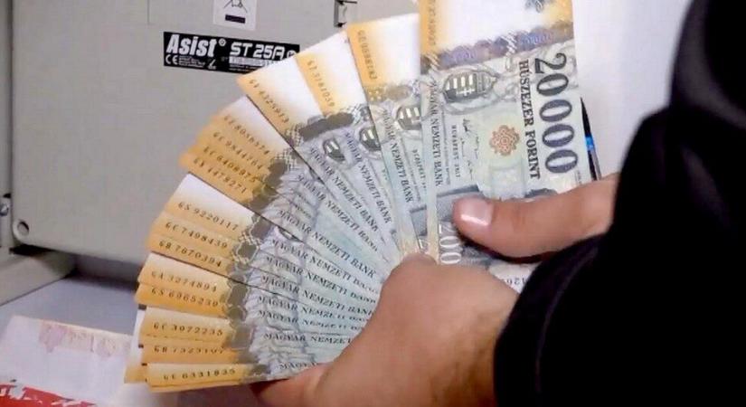 Fejenként 200 ezer forintos extra pulykapénzt kapnak az önkormányzati dolgozók Pécsen