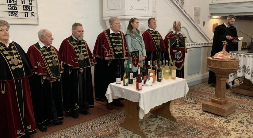 Újbort kóstoltak a libavacsorához a borlovagok