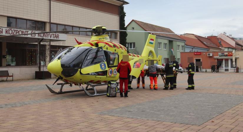Mentőhelikopter szállt le a celldömölki Géfin téren - fotók