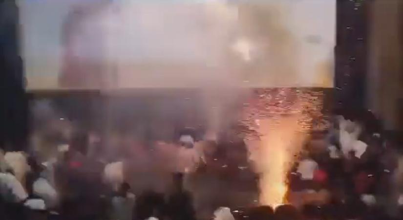Tűzijátékkal ünnepelték kedvenc filmjük premierjét a nézők egy indiai moziban – videó