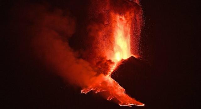 Kitört az Etna és lávát okád