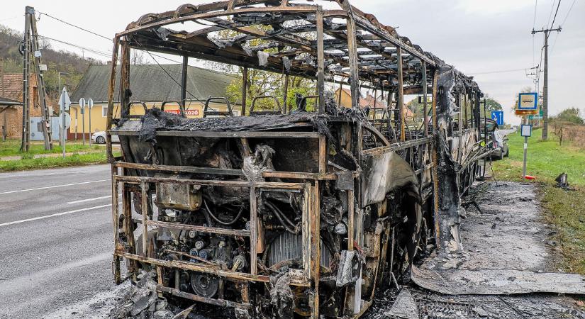 Sokkoló felvételek: horrorba csöppentek az utasok, ez történt a kigyulladt busszal a főúton