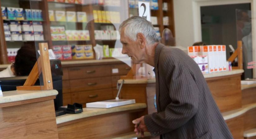 Előjegyzés a patikában: fél év csúszással mérséklődhetnek a gyógyszerárak