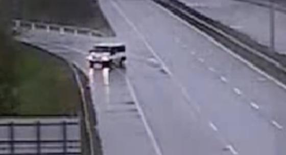 Az M7-esen mutatta be egy kisbusz, mi is az aquaplaning – videó